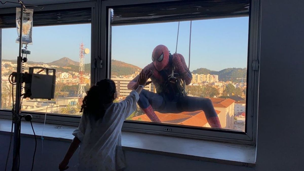 Spiderman se descuelga por la fachada del Hospital para saludar a los niños a través de las ventanas Spiderman se descuelga por la fachada del Hospital para saludar a los niños a través de las ventanas