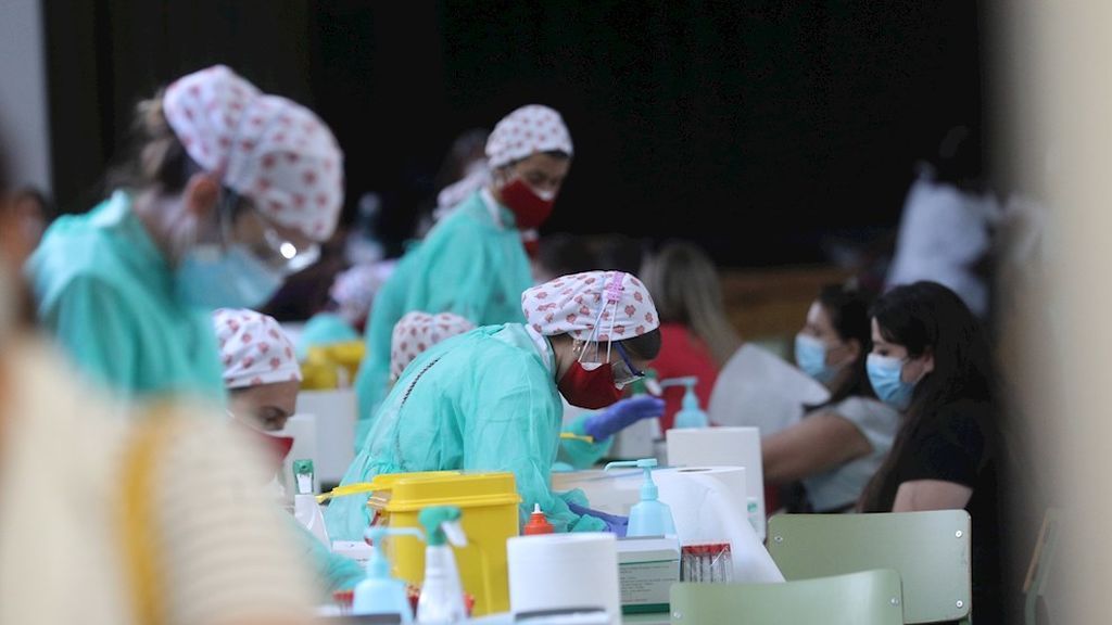 Madrid vuelve a superar los 2.000 contagios diarios y registra 15 nuevas muertes Madrid vuelve a superar los 2.000 contagios diarios y registra 15 nuevas muertes