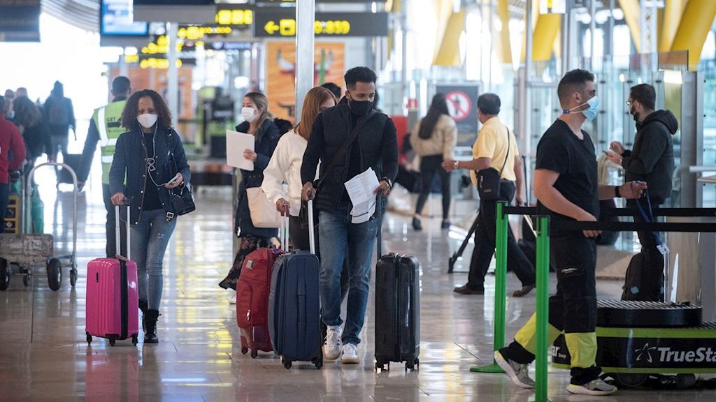 Largas colas en laboratorios de Madrid para realizarse una PCR antes de viajar a Canarias Largas colas en laboratorios de Madrid para realizarse una PCR antes de viajar a Canarias