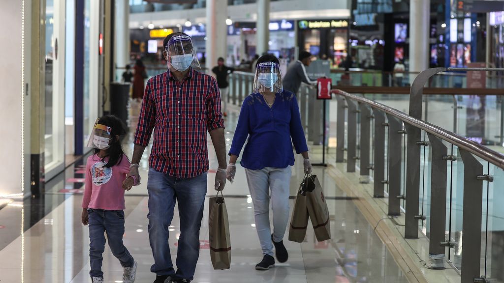 Familia en un centro comercial