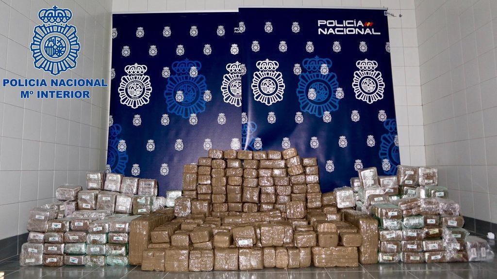 Detenida una pareja gallega de jubilados con más 450 kilos de hachís en una autocaravana Detenida una pareja gallega de jubilados con más 450 kilos de hachís en una autocaravana