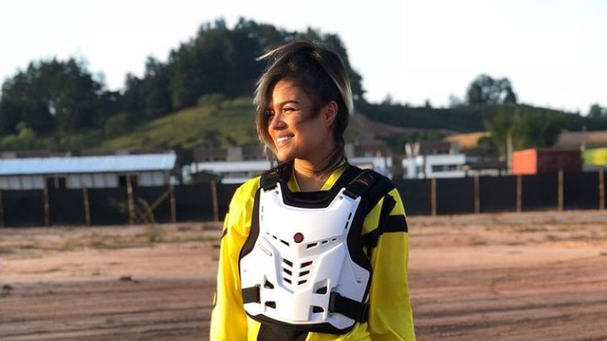 Casi cambia ‘Tusa’ por un casco: la historia de amor entre Karol G y el motocross