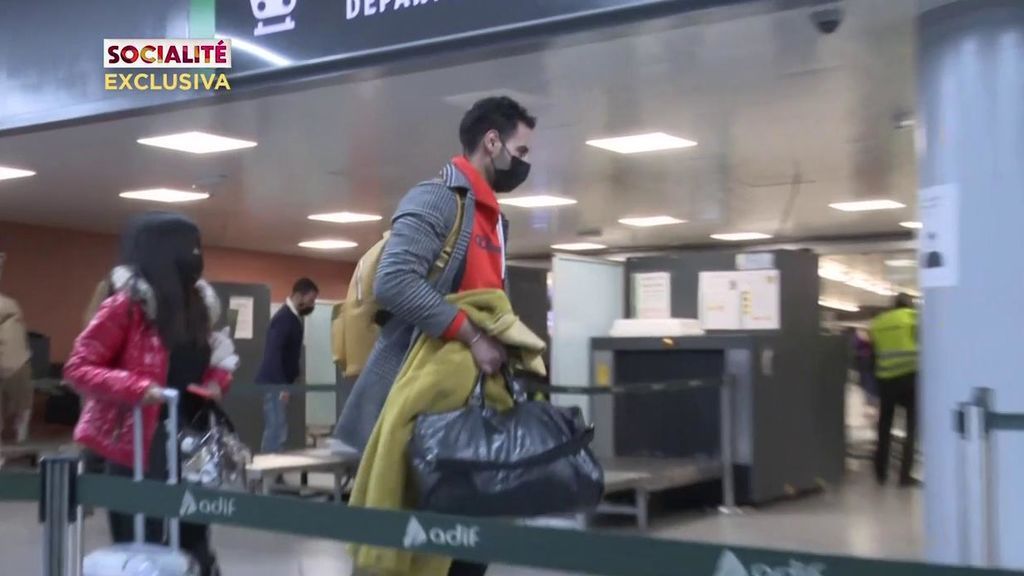 Isa y Asraf, en la estación de tren