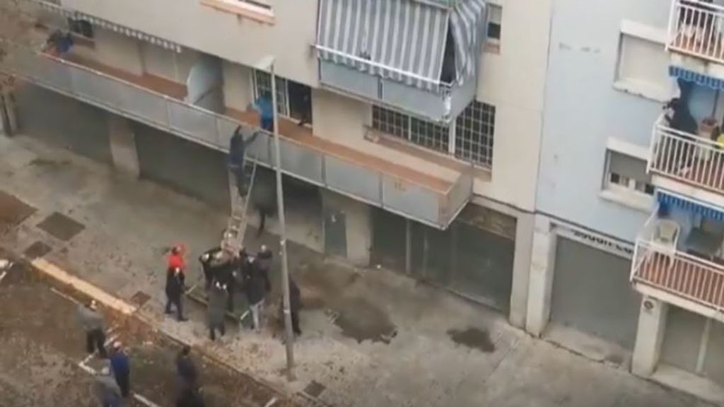 Un grupo de vecinos de Tarrasa desaloja por su cuenta a unos okupas