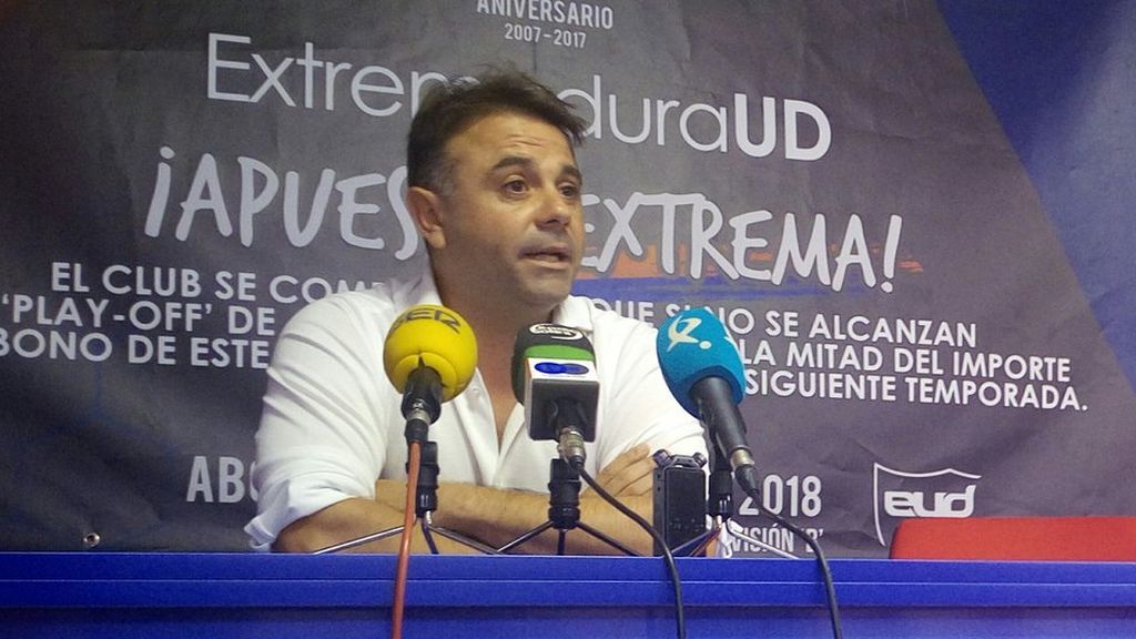 Manuel Franganillo, presidente del Extremadura, denunciado por una presunta agresión al dueño de un bar: "Te voy a arruinar muerto de hambre" Manuel Franganillo, presidente del Extremadura, denunciado por una presunta agresión al dueño de un bar: "Te voy a arruinar muerto de hambre"
