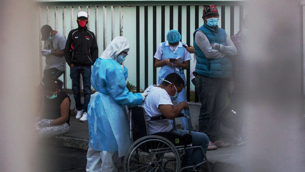 Sanitaria trasportando a un enfermo de covid