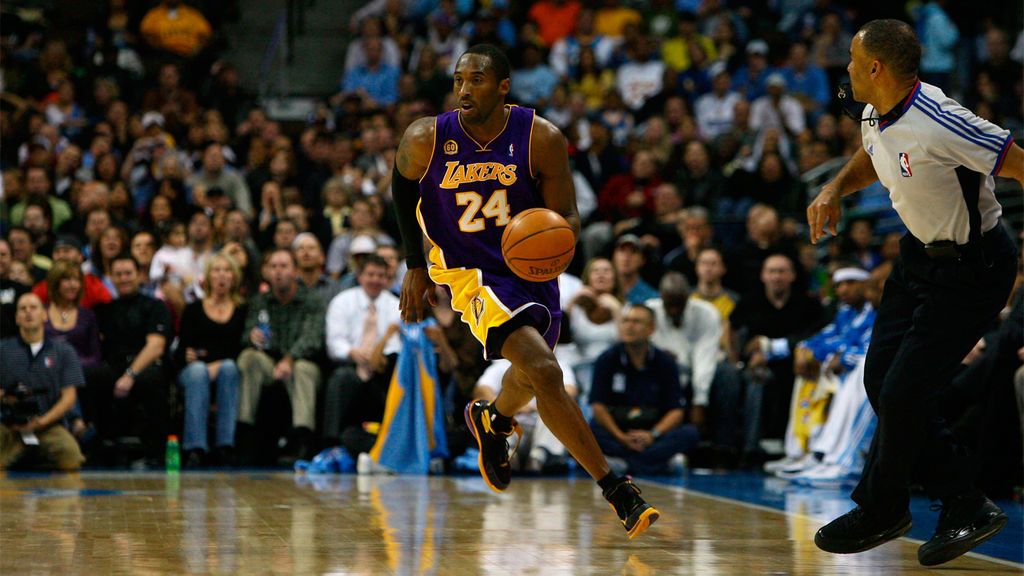 ¿Cómo juega un escolta durante un partido de baloncesto?