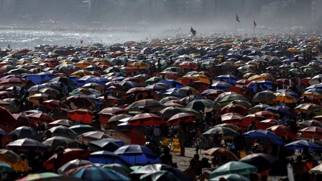 Miles de personas se aglomeran hoy en la playa de Ipanema, en Río de Janeiro