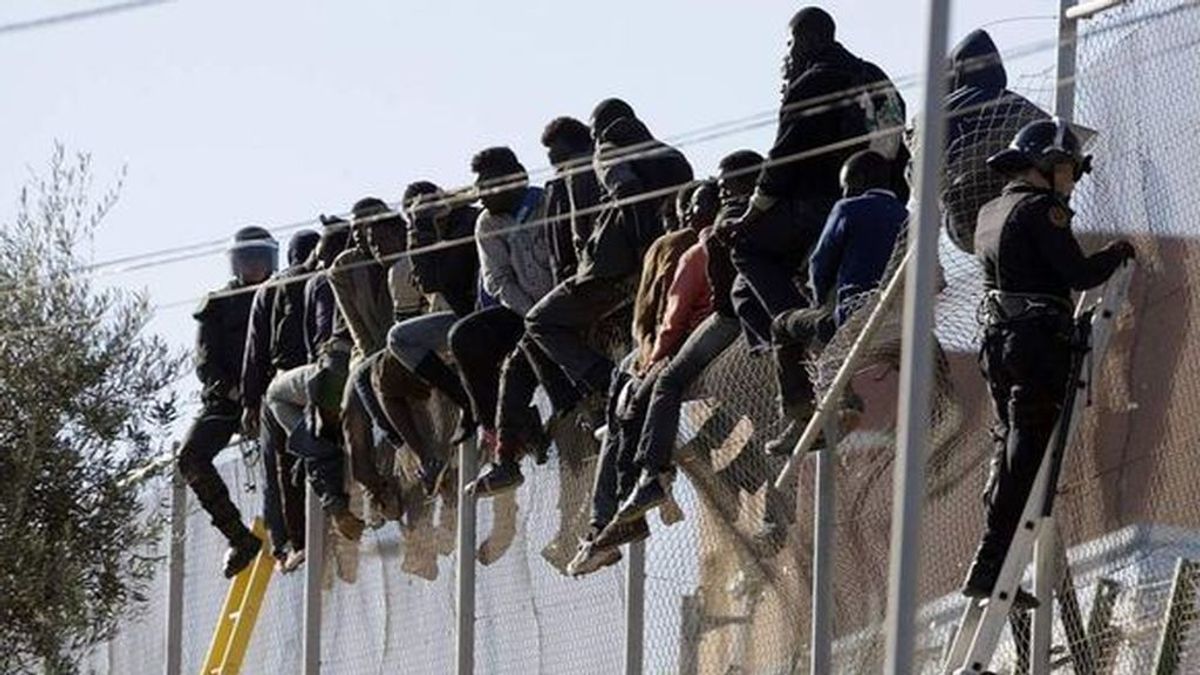 Escapa un grupo de migrantes confinados por covid en la Plaza de Toros de Melilla
