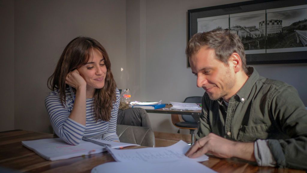 Macarena García y Pedro Collantes en el rodaje de 'El arte de volver'