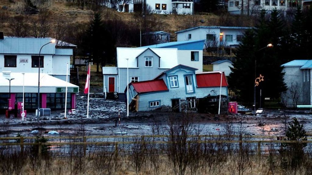 extreme-rain-iceland-landslide-damages-house.jpg-nggid0521266-ngg0dyn-700x700x100-00f0w010c010r110f110r010t010