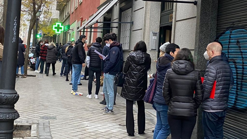 Colas de más de tres horas para hacerse la PCR: " Colas de más de tres horas para hacerse la PCR: "