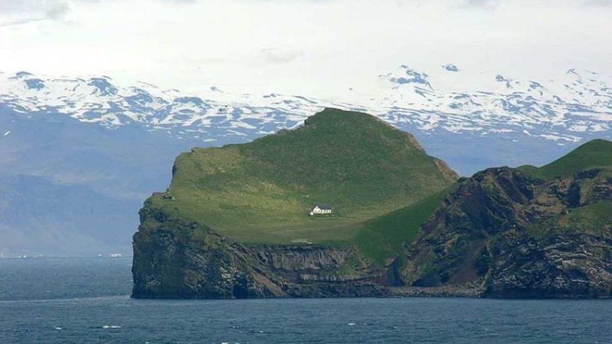 La historia detrás de "la casa más solitaria del mundo" en una misteriosa isla de Islandia