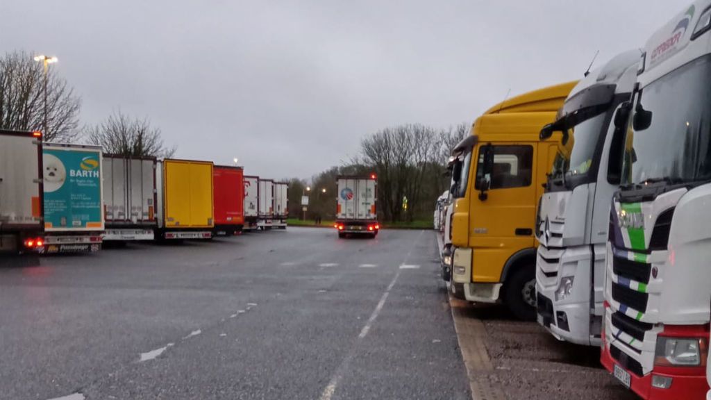 “Me han jodido la Navidad”. Los camioneros atrapados en Reino Unido no podrán regresar a tiempo a sus casas “Me han jodido la Navidad”. Los camioneros atrapados en Reino Unido no podrán regresar a tiempo a sus casas