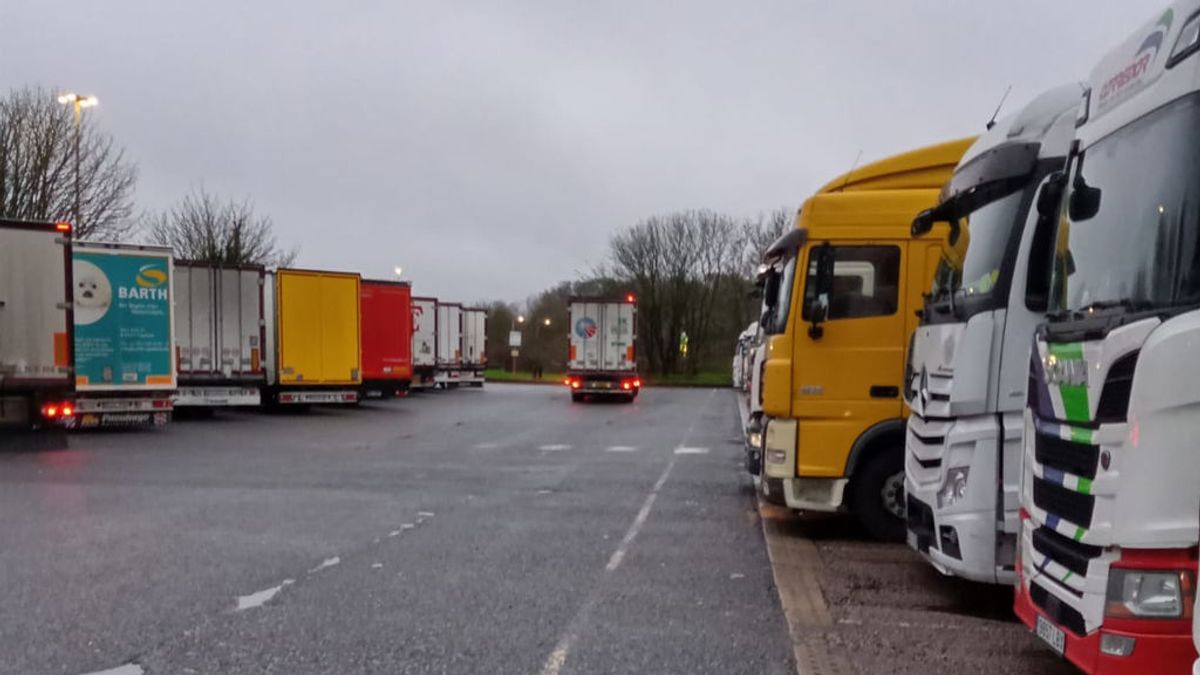 “Me han jodido la Navidad”. Los camioneros atrapados en Reino Unido no podrán regresar a tiempo a sus casas