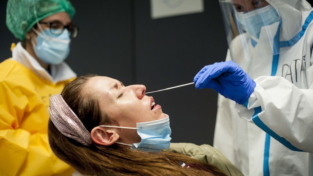 EuropaPress_3480362_15_december_2020_spain_barcelona_health_worker_performs_corona_antigen EuropaPress_3480362_15_december_2020_spain_barcelona_health_worker_performs_corona_antigen