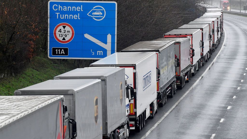 Temor al caos tras el cierre fronterizo entre Reino Unido y Francia: los transportistas piden una solución Temor al caos tras el cierre fronterizo entre Reino Unido y Francia: los transportistas piden una solución