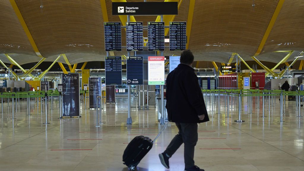 Madrid y Cataluña piden al Gobierno que prohiba la entrada de viajeros del Reino Unido Madrid y Cataluña piden al Gobierno que prohiba la entrada de viajeros del Reino Unido