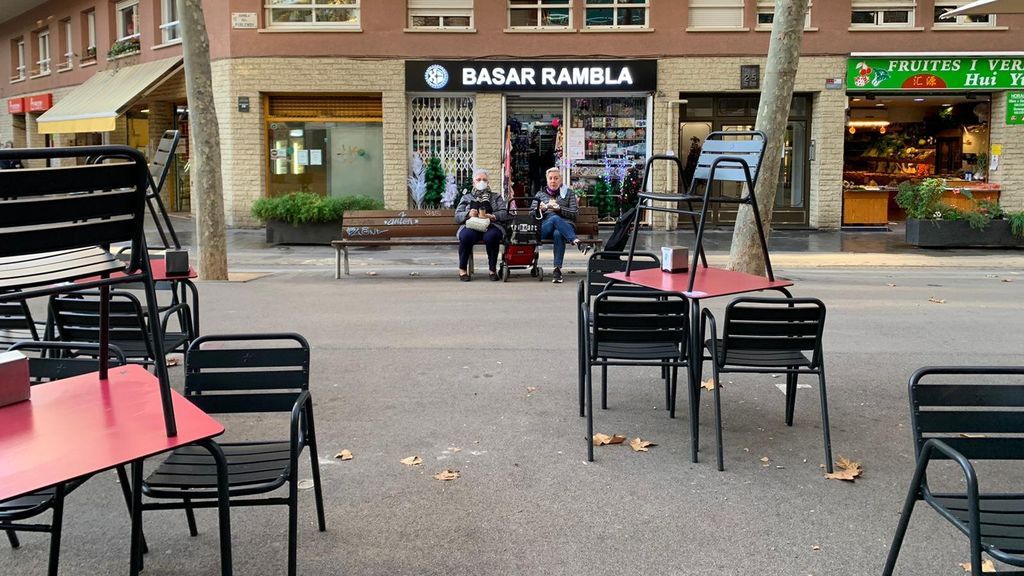 Primer día de bares y restaurantes sirviendo desayunos y comidas: "Ya no puedo tomarme ni un café tranquila, ahora estoy pendiente del tiempo” Primer día de bares y restaurantes sirviendo desayunos y comidas: "Ya no puedo tomarme ni un café tranquila, ahora estoy pendiente del tiempo”