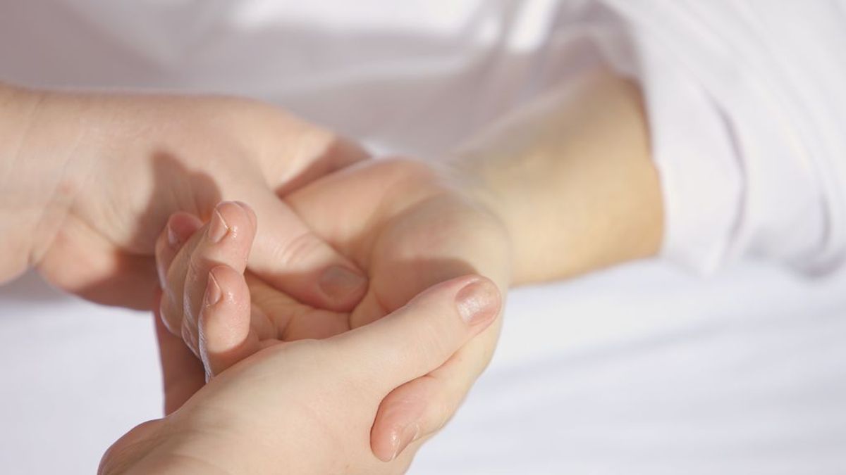 Reflexología: la técnica de masajear pies y manos que puede ayudar a curar ansiedad y otras dolencias