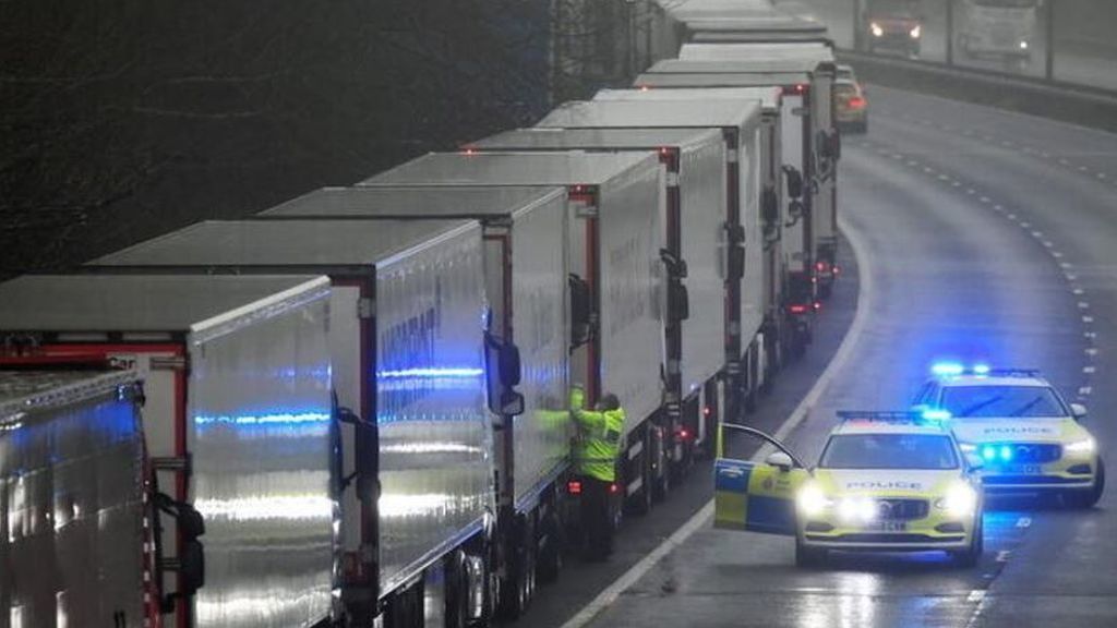 Hasta 10.000 camioneros españoles permanecen bloqueados cerca del puerto de Dover ante el cierre de Francia