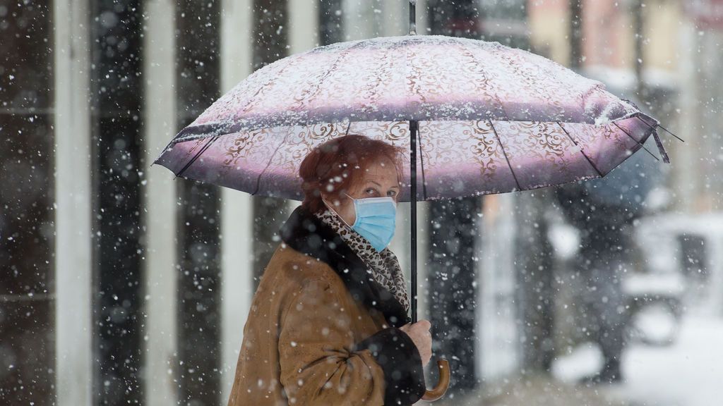 EuropaPress_3464801_mujer_cubre_nieve_paraguas_becerrea_lugo_galicia_espana_diciembre_2020_hoy EuropaPress_3464801_mujer_cubre_nieve_paraguas_becerrea_lugo_galicia_espana_diciembre_2020_hoy
