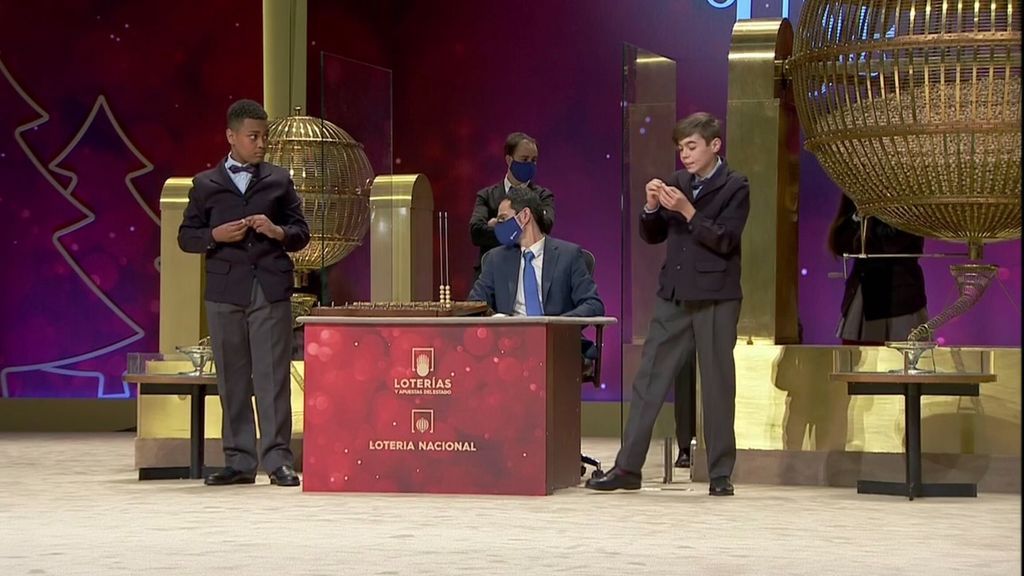 Niños que cantan la sexta tabla del Sorteo de la Lotería de Navidad