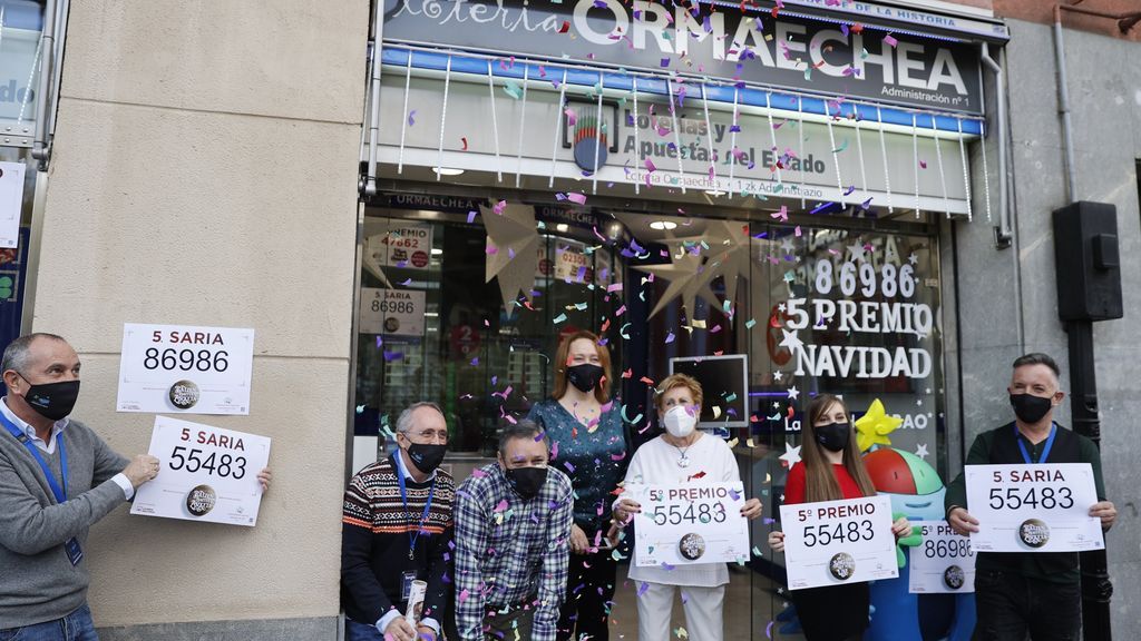 Los loteros de la administración Ormaechea en Bilbao celebran uno de los quintos premios