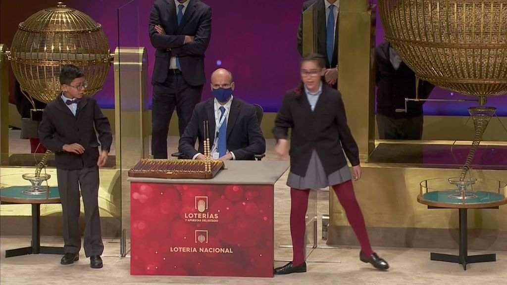 Niños que cantan la séptima tabla del Sorteo de la Lotería de Navidad