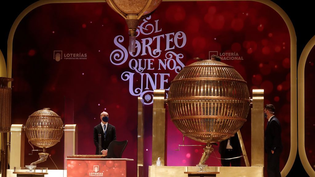 Personal de Loterías y Apuestas del Estado aguarda junto a los bombos antes del inicio del Sorteo