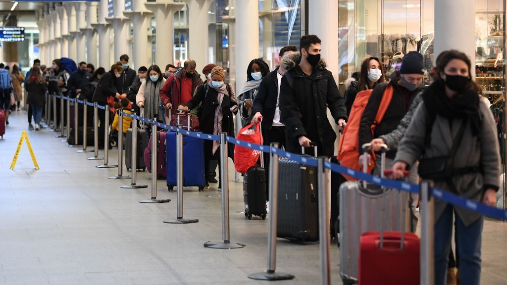 Gente esperando para subir al tren