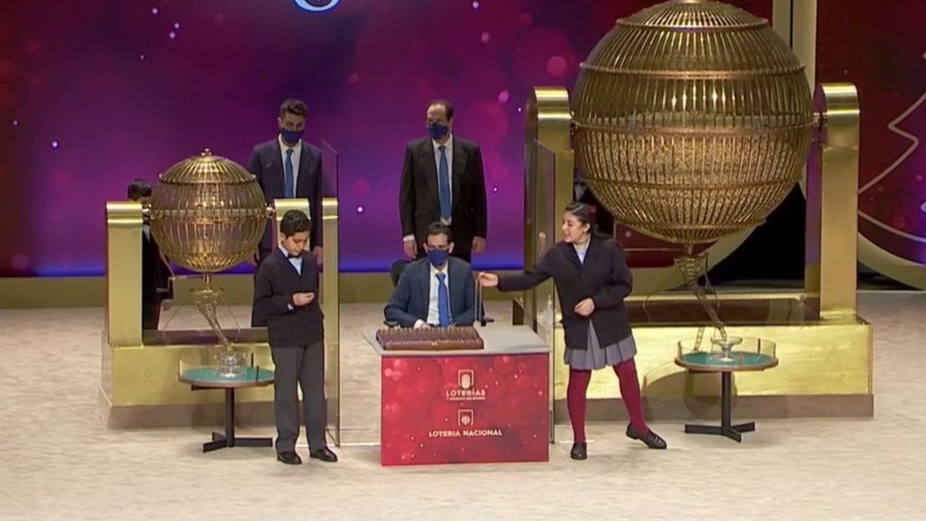 Niños que cantan la novena tabla del Sorteo de la Lotería de Navidad
