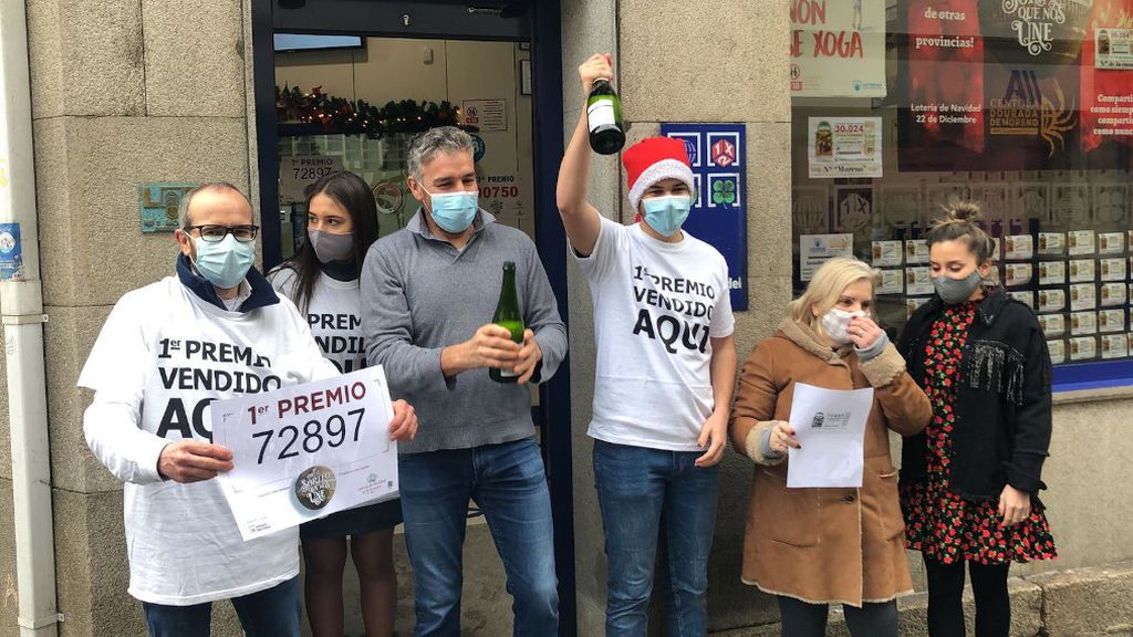 Celebración en la administración de loterías de O Grove que vendió el premio al marido de Paola.