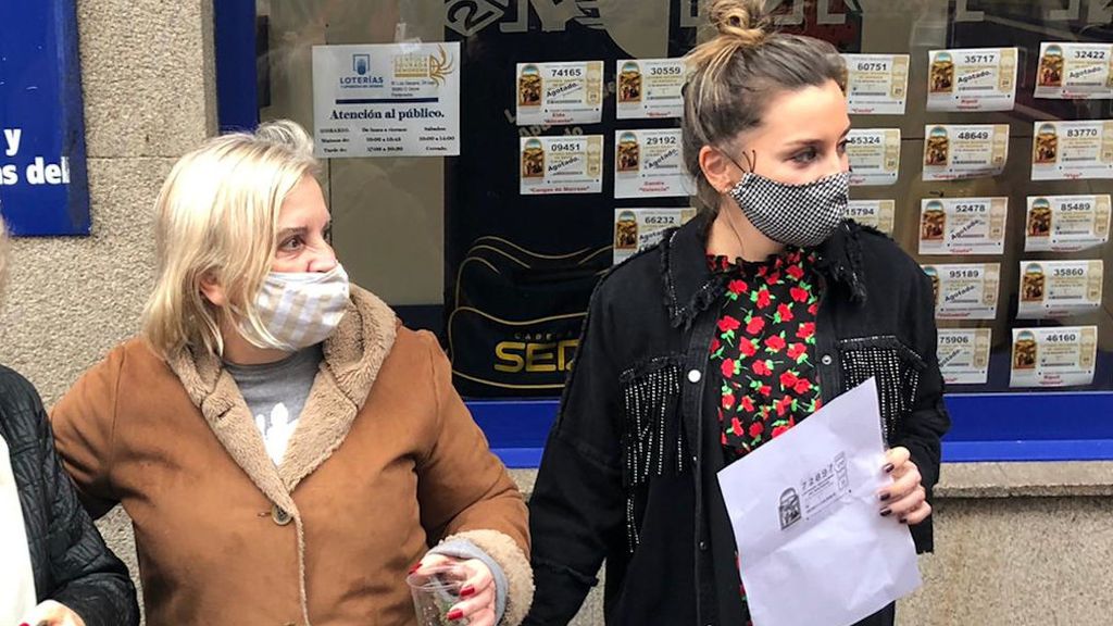 Paola, de 15 días en la UCI por la Covid a agraciada con el Gordo de Navidad: “Por fin 2020 nos da una alegría” Paola, de 15 días en la UCI por la Covid a agraciada con el Gordo de Navidad: “Por fin 2020 nos da una alegría”