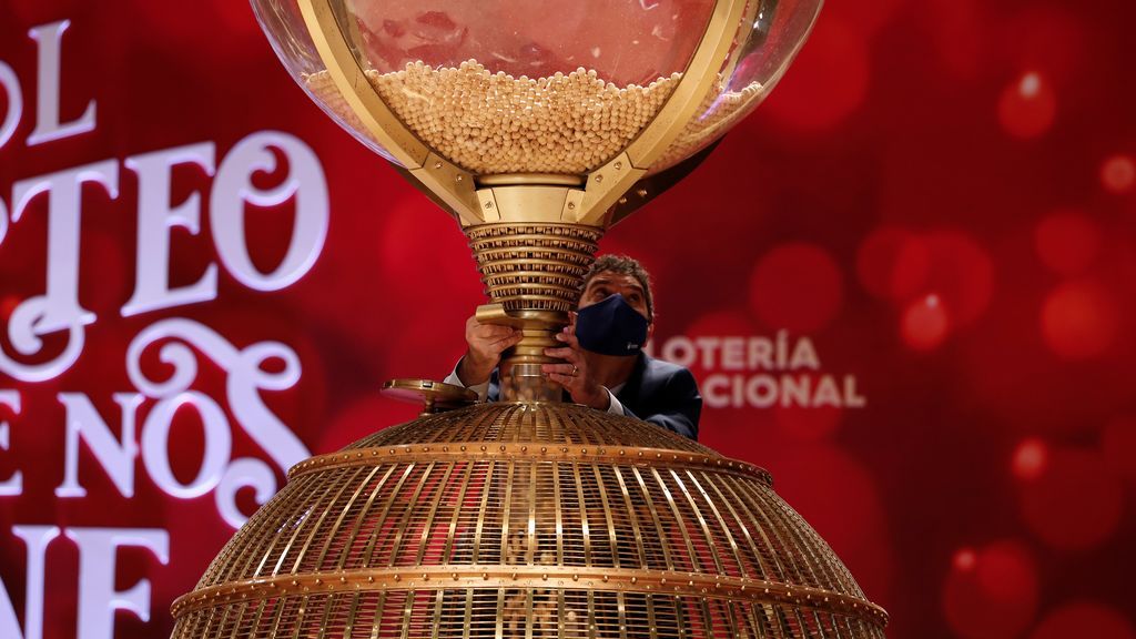 Personal de Loterías y Apuestas del Estado realiza el volcado de las bolas en el bombo