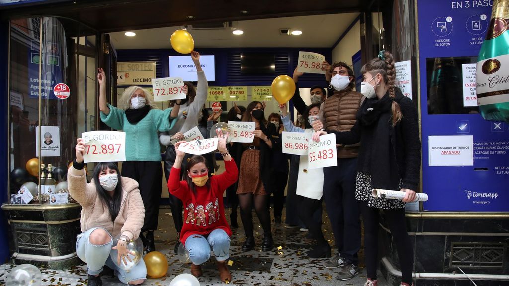 Loteros de la administración de "Doña Manolita" de Madrid festejan haber vendido décimos del premio gordo