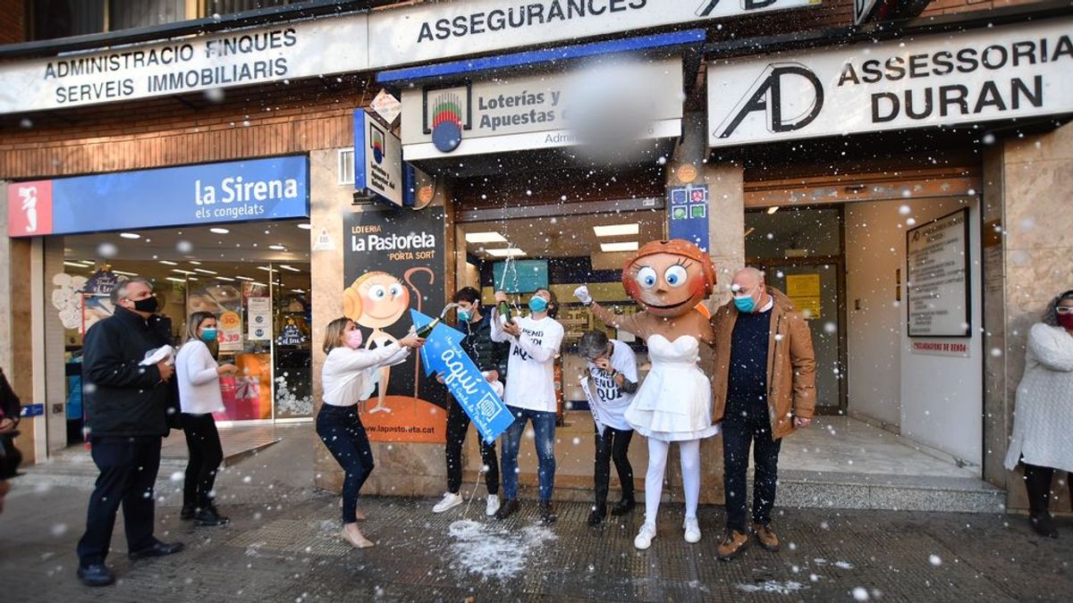 Una administración de Reus (Tarragona) distribuye parte de El Gordo por segundo año consecutivo Una administración de Reus (Tarragona) distribuye parte de El Gordo por segundo año consecutivo