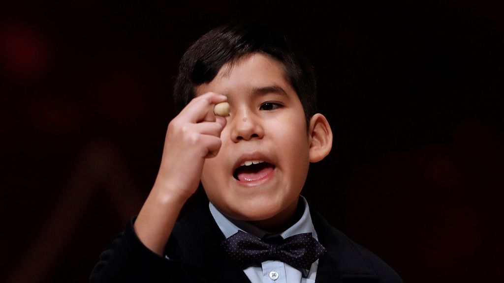 Samuel Dávalos Durán canta el 19.371, agraciado con un quinto premio