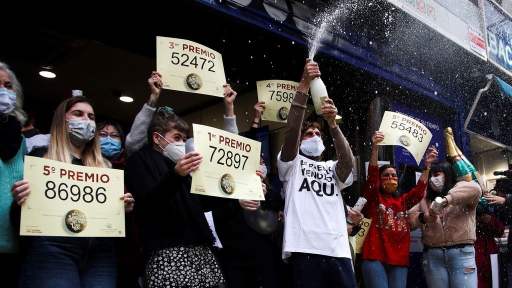 En la administración de "Doña Manolita" de Madrid festejan haber vendido décimos del premio gordo