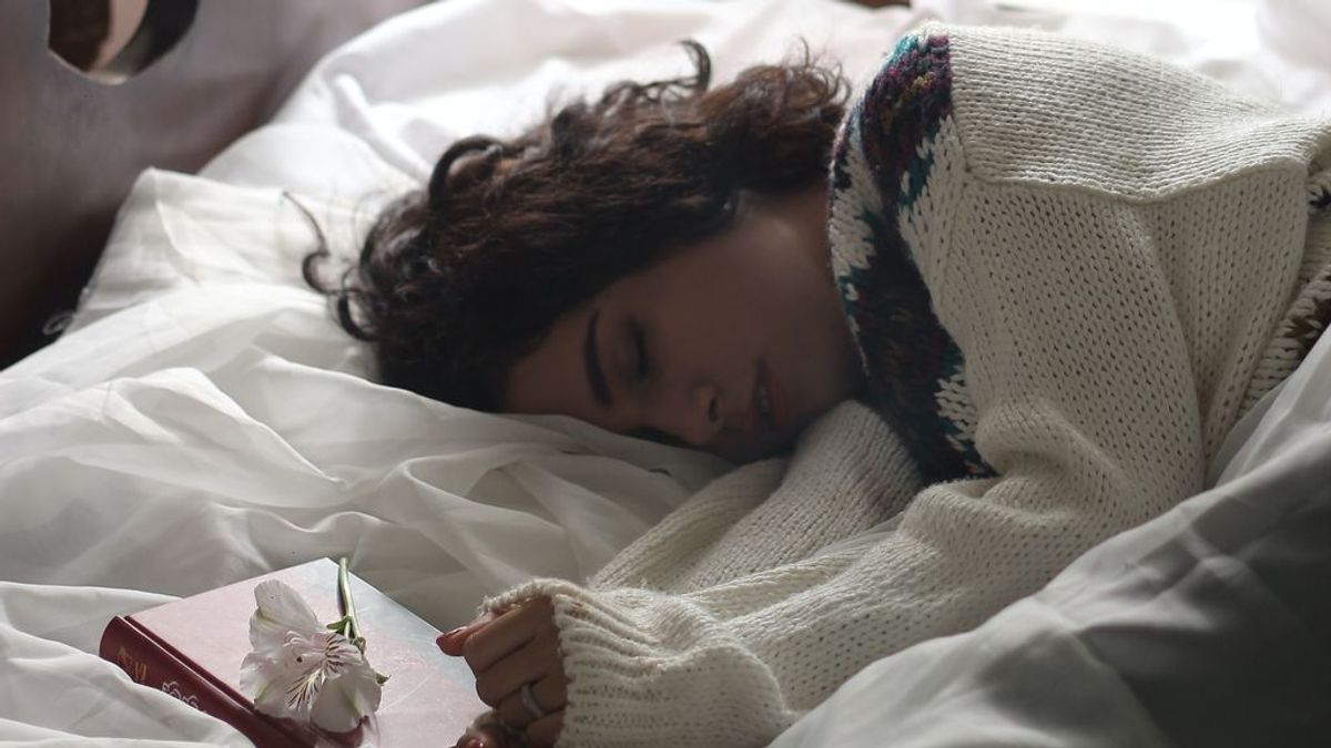 Un joven escribe poemas virales a partir de las frases que su novia dice mientras duerme Un joven escribe poemas virales a partir de las frases que su novia dice mientras duerme