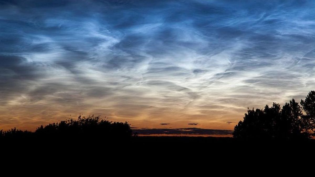 Empieza la temporada de nubes noctilucentes: ¿Por qué se iluminan de un curioso azul eléctrico?
