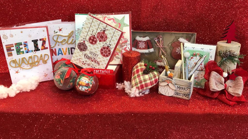 En la papelería Cartafol, en Lugo, las postales más vendidas son las que tienen motivos navideños.