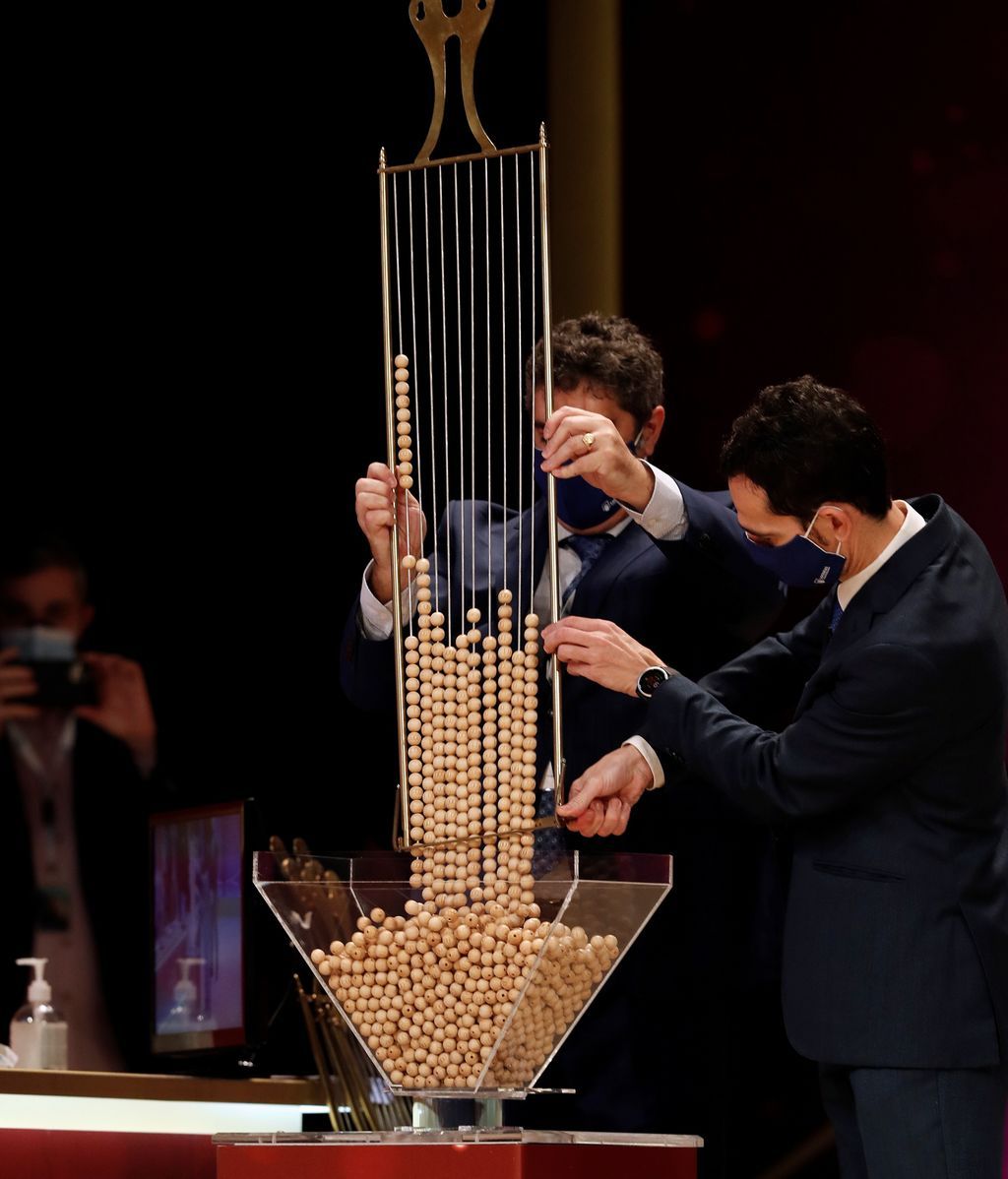 Personal de Loterías y Apuestas del Estado realiza el volcado de las bolas en el bombo