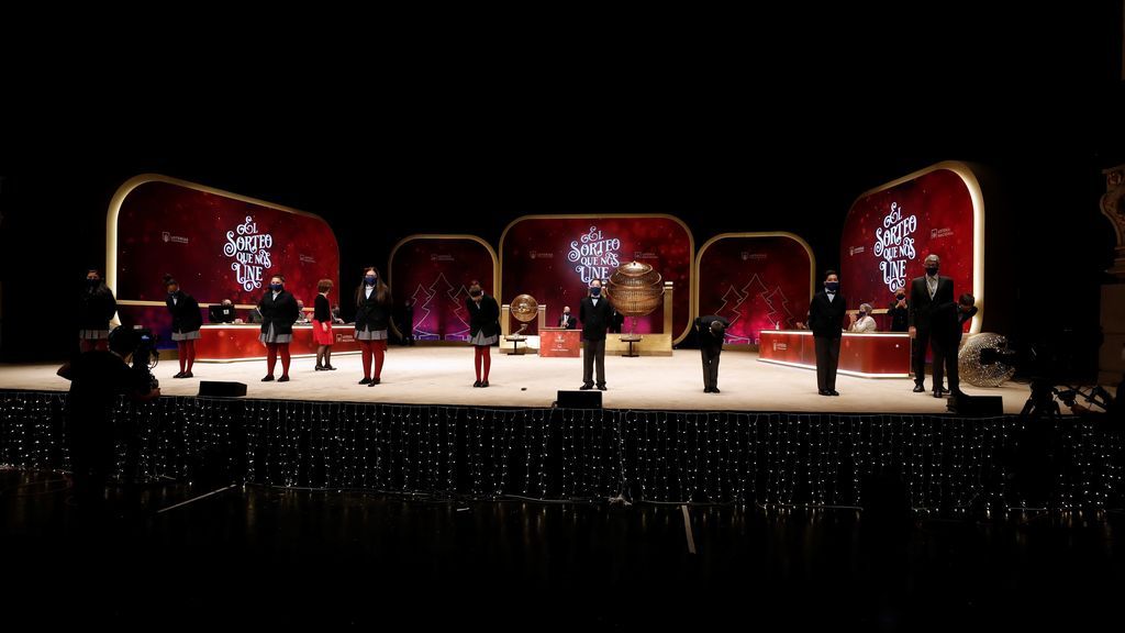 Los niños de San Ildefonso encargados del sorteo saludan antes del inicio del Sorteo Extraordinario de la Lotería