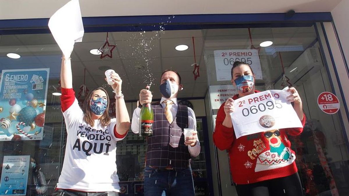Pinoso pasa de ser la localidad alicantina más contagiada a la más agraciada, gracias a un segundo premio Pinoso pasa de ser la localidad alicantina más contagiada a la más agraciada, gracias a un segundo premio