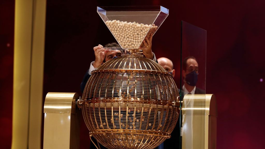 Las bolas de los premios se introducen en el bombo