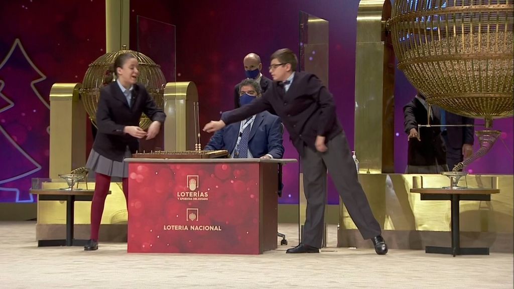 Niños que cantan la octava tabla del Sorteo de la Lotería de Navidad