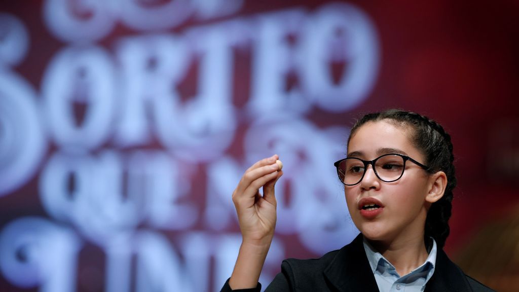 Noura Akrouh canta el número 38341, agraciado con un cuarto premio