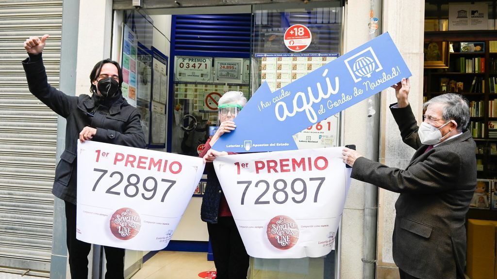 Los propietarios de la administración de loterías número 4 de la céntrica calle Príncipe de Granada han repartido 180 millones de euros