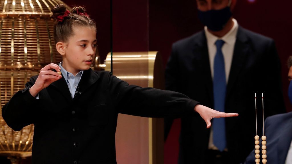 Judith García Benítez en el momento de cantar el 52472, el tercer premio